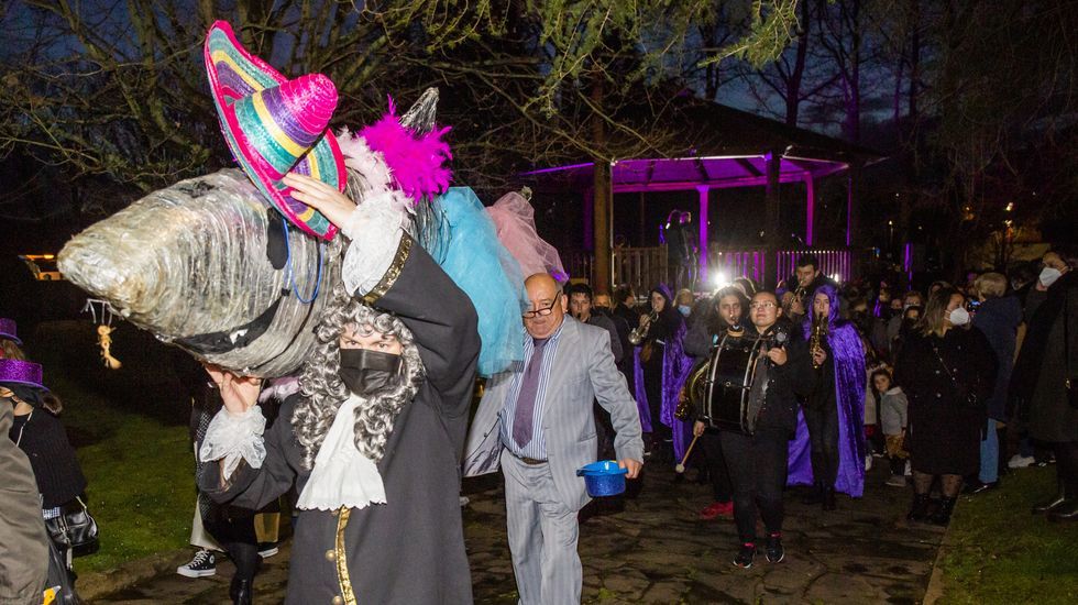 El desfile de carnaval en A Peixera.Carnaval en la carpa de la Praza dos Campos, en San Cibrao