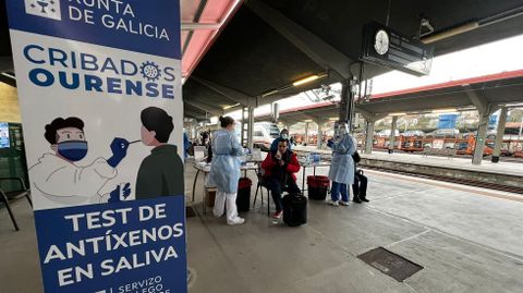 Punto para hacer test de antgenos en saliva en la estacin de tren de Ourense
