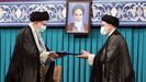 El líder supremo iraní Ayatollah Alí Jamenei ratifica al nuevo presidente Ebrahim Raisi el martes 3 de agosto en Teherán