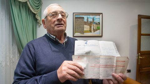 Julio Agrelo Trigo con los documento que todavía conservaba de Frigsa, donde fue empleado durante 36 años