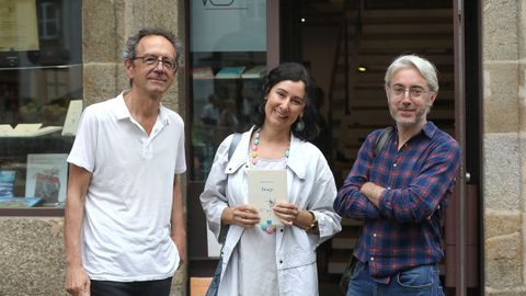 Helena de Carlos, at the Couceiro bookstore in Santiago, at the presentation of her collection of poems, between the director of the Tambo collection Luís Rei Núñez and the poet César Sout