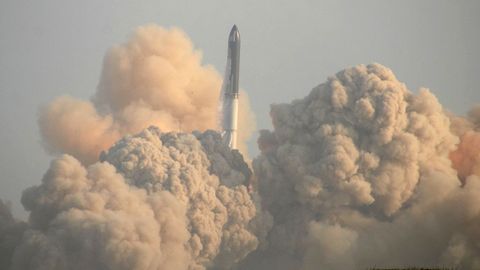 La nave Starship acoplada al cohete Super Heavy en el momento del lanzamiento
