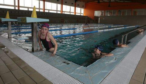 La piscina la gestiona Turviveiro, empresa municipal, y tiene en torno a mil abonados. 