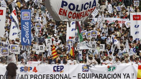 Imagen de la marcha de policías en Madrid en demanda de la equiparación salarial en el 2009   
