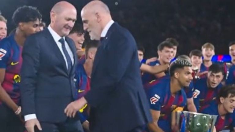 Rafael Louzán y Javier Tebas entregaron juntos el trofeo de campeón de Liga al Barcelona