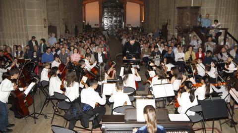 Otro aspecto de la actuacin de la Orquestra de Nenos en Monforte 