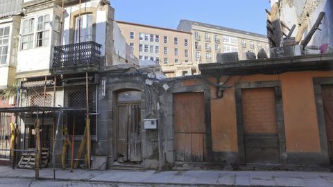 Los muros que sobreviven al derrumbe de dos casas en Esteiro