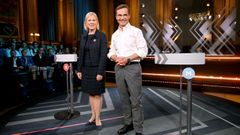 Magdalena Andersson, actual primera ministra, junto a uno de sus oponentes en las urnas, Ulf Kristersson, lder del Partido Moderado, durante un debate poltico en televisin