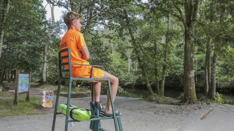 Jorge Iglesias, vixiando o baño na praia fluvial da Calzada, en Ponte Caldelas