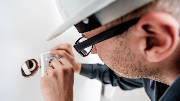 Un electricista completa una instalación eléctrica en un domicilio