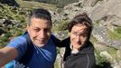 Andrs Daz y su pareja, Isa Pregal, este Jueves Santo haciendo una ruta en O Galieiro. 