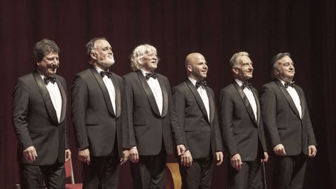 Formación actual de Les Luthiers (Carlos López es el tercero por la izquierda)