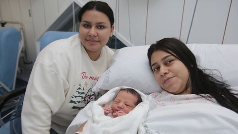Yesica, de 20 aos, y su hermana Carla con el pequeo Juan Esteban, que naci el 4 a las 16.55 horas