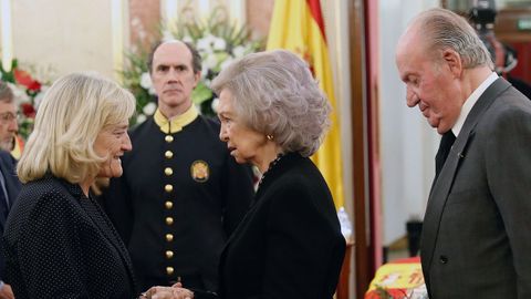Los reyes eméritos dan el pésame a Pilar Goyo, viuda de Alfredo Pérez Rubalcaba