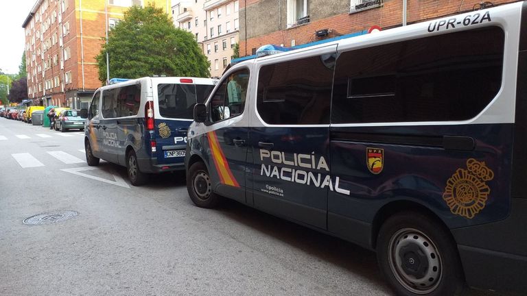 Furgones de la Policía Nacional en Gijón