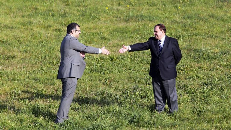 Imagen de archivo de los que en el 2012 eran alcaldes de Oza dos Ríos, Pablo González, y Cesuras, Julián Lucas, escenificando la unión de los concellos 