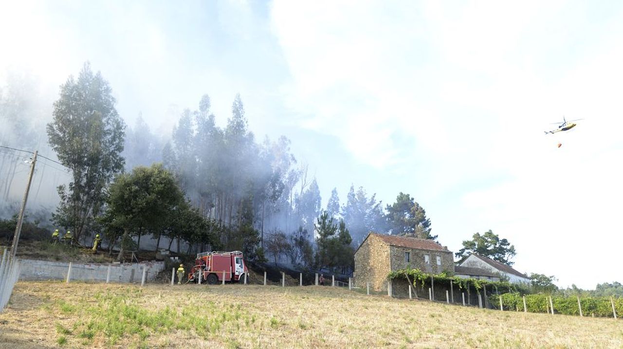 Un incendio en Oca amenaza varias viviendas en la aldea de O Outeiro