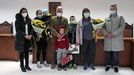 La concejala de Servizos Sociais, los refugiados, el alcalde y (a la derecha) Irina Fesyk, la vecina de Quiroga de origen ucraniano que les est haciendo de intrprete