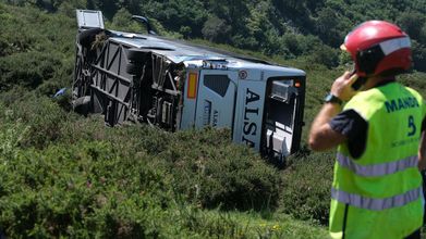 Accidentados son atendidos por los servicios sanitarios tras despeñarse un autobús con 48 pasajeros en la subida a los Lagos de Covadonga