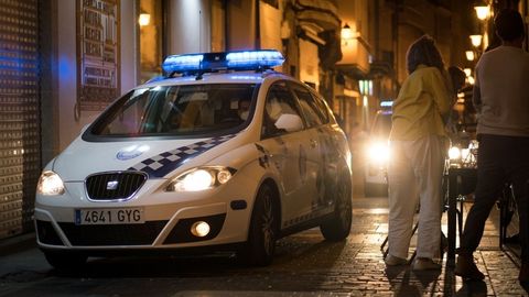 Imagen de archivo de la Policía patrullando zonas de ocio nocturno de A Coruña