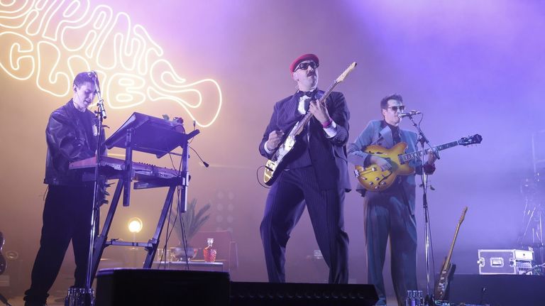 The Rapants dan un triplo salto mortal en Santiago sobre unha rede de amor