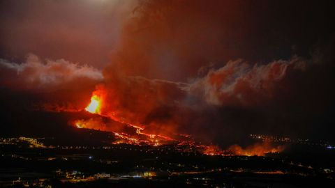 Erupción del volcán de La Palma: una de las bocas expulsa lava