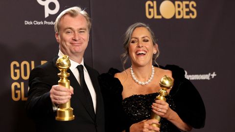 Christopher Nolan y Emma Thomas posan con los premios de Mejor Director y Mejor pelcula de Drama por Oppenheimer