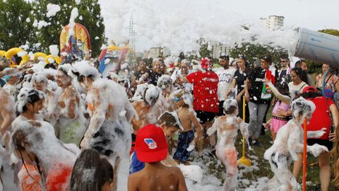 Centenares de nios participaron ayer en la fiesta del agua, organizada con motivo del 50 aniversario del barrio de Caranza.