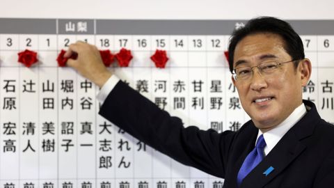 El primer ministro Fumio Kishida, durante la noche electoral que le ha dado la victoria.El primer ministro Fumio Kishida, durante la noche electoral que le ha dado la victoria