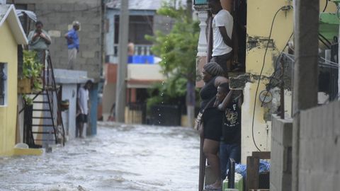 Habitantes de Santiago de los Caballeros (Repblica Dominicana) observan una calle inundada por el paso del huracn Irma.