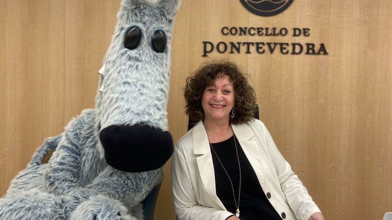 El desfile de carnaval en A Peixera.La concejala de Cultura de Pontevedra, Carme Fouces, con la mascota el saln do Libro, Orbil