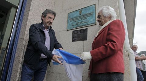 El teniente de alcalde de A Pobra do Brollón y la hija del homenajeado descubren la placa con el nombre de Antonio Reboiro en la biblioteca pública