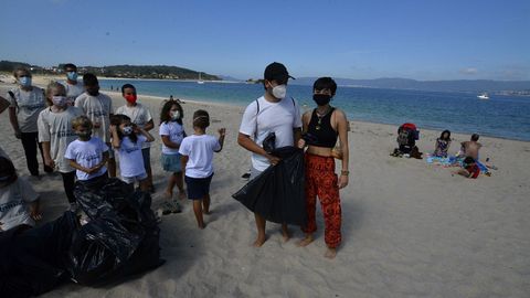 Mira las fotos de la limpieza realizada en la playa de A Aguieira!