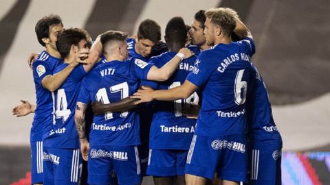 Los futbolistas del Real Oviedo celebran el gol de Blanco Leschuk ante el Rayo