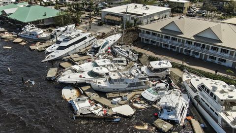 Embarcaciones destrozadas en Fort Myers