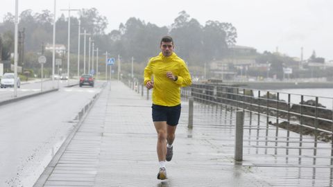 Guille Juncal, concejal del PP de Pontevedra, corriendo por la ciudad