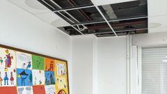 El aula del CEIP Froebel afectada por la caída de planchas del falso techo por la entrada de agua