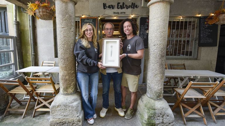 El bar de Pontevedra que enmarcó el tenedor de batir huevos cumple 50 años