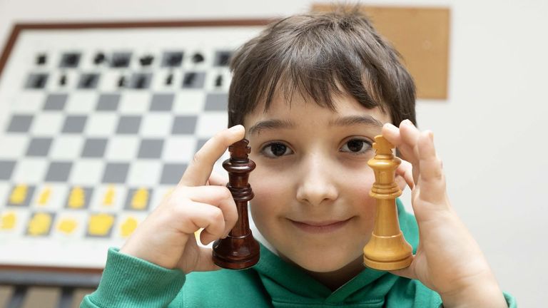 Roi Bello Nieto, el ajedrecista carballés de 7 años que es número uno de España en su edad