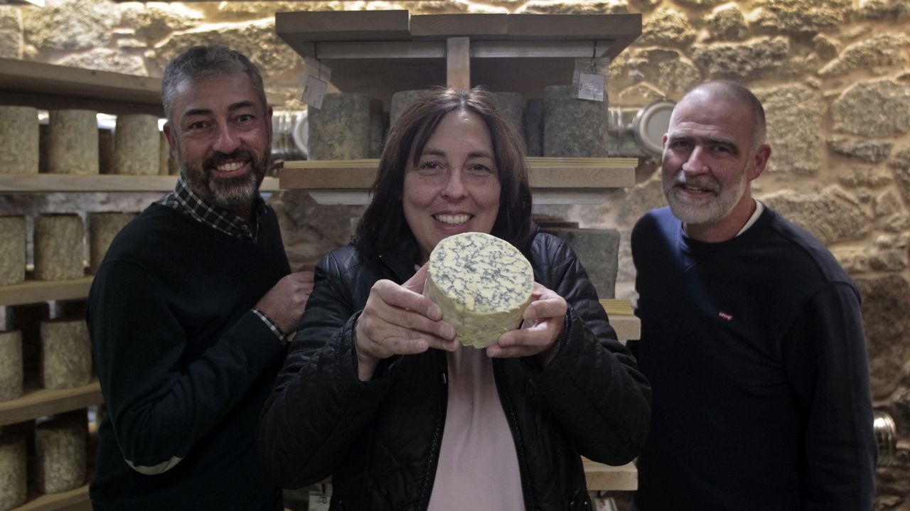 Ana Pontn asiste a un entrenamiento del CB Sarria de baloncesto.El queso Savel, de Airas Moniz, logr un premio superoro en los World Cheese Awards