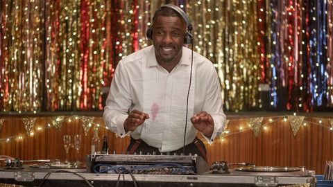 Idris Elba, ejereciendo de DJ en la serie.