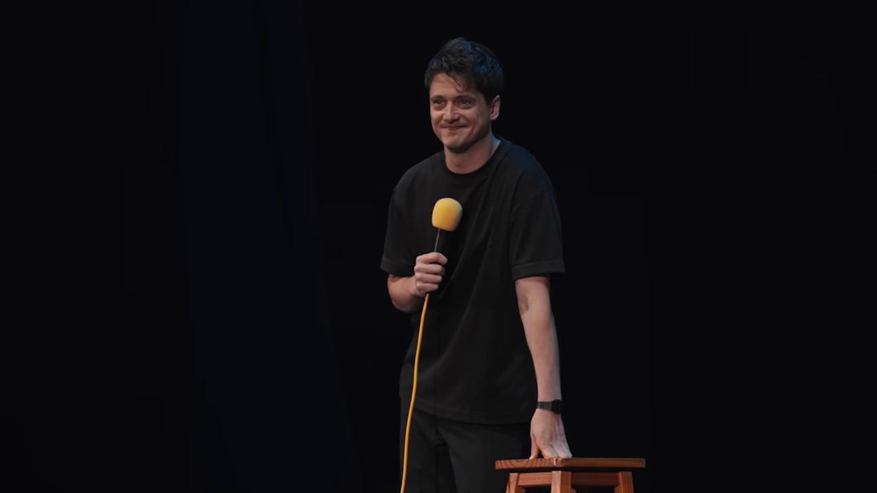 Antonio Curros interpreta a Tim&oacute;n en el musical de &laquo;El rey Le&oacute;n&raquo; en Madrid.