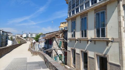 La parte trasera del pazo de los Montenegro, hoy sede del Vicerreitorado do Campus de Lugo, que tiene una casa pegada en riesgo de derrumbe