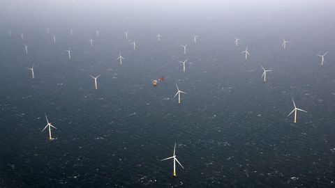 Vista de una estacin de molinos de viento en el mar en Reino Unido