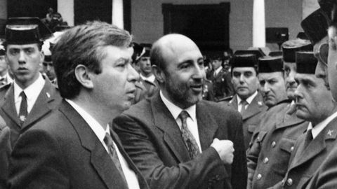 José Luis Corcuera, ministro de Interior, junto a Luis Roldán cuando este era director de la Guardia Civil, en 1990