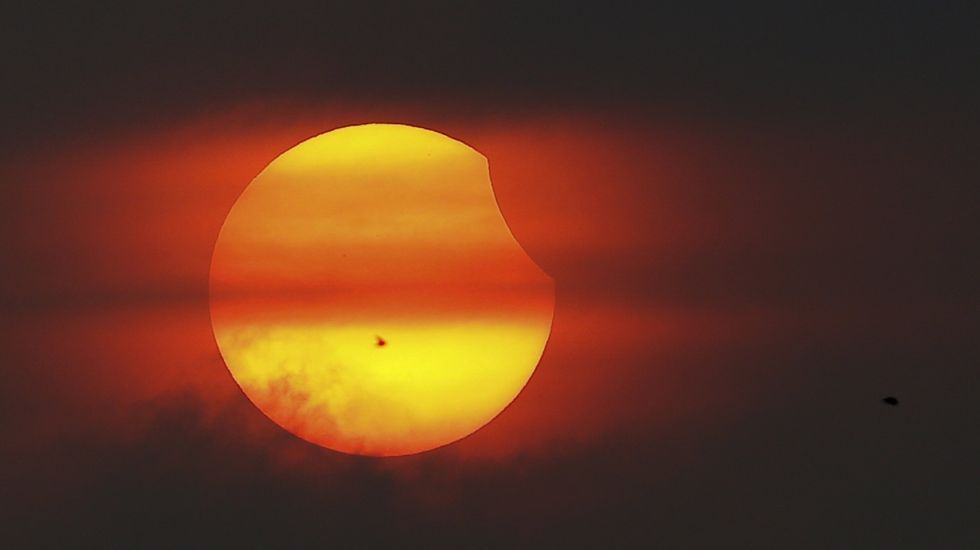 Imagen del eclipse desde una playa de Indonesia. 