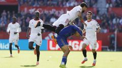 Gudelj salta por encima de Ilyas Chaira durante el Sevilla-Real Oviedo