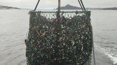 El barco de la lonja de Campelo lleva semanas intentando retirar residuos de los bancos marisqueros de la ra de Pontevedra