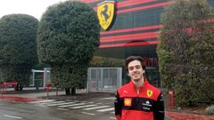Miguel Menndez, ante la sede de Scuderia Ferrari, en Italia