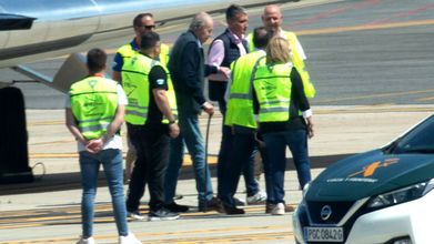 El rey emérito ya está en Sanxenxo, tras volver a pisar suelo español en el  aeropuerto de Vigo
